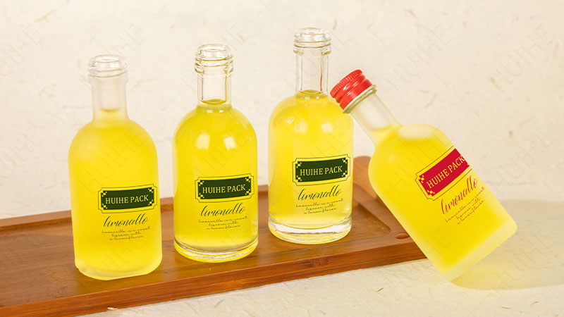 Guide to Small Liquor Bottles - mini bordic bottle Путеводитель по маленьким бутылкам для спиртных напитков - мини-бутылка бордового цвета