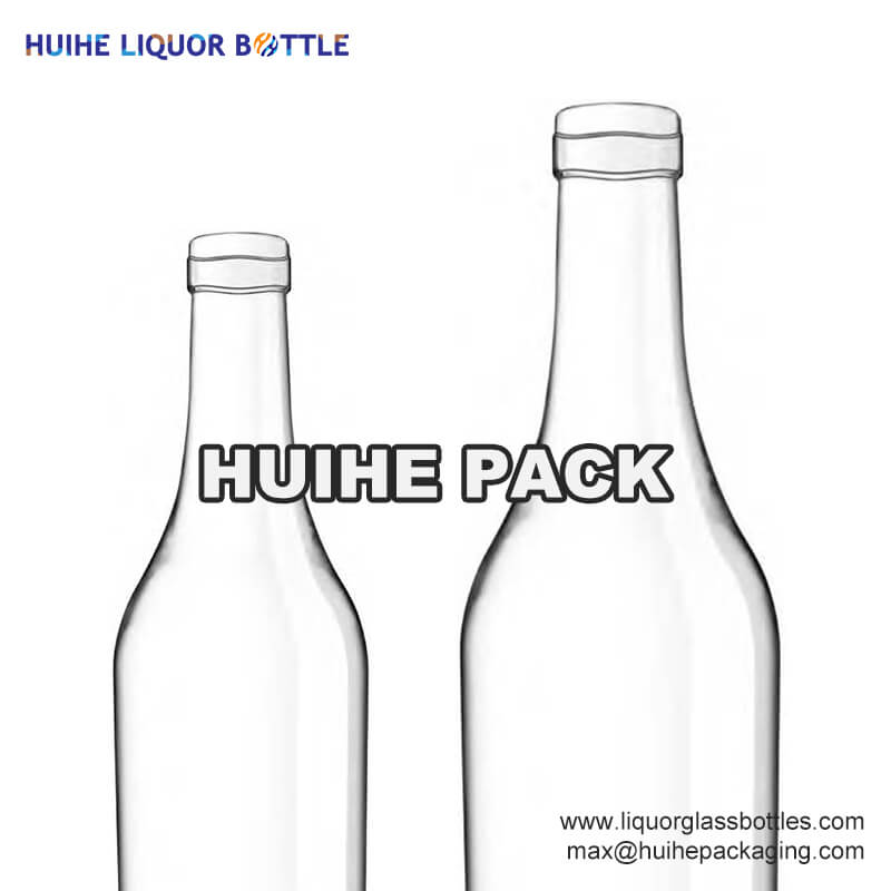 Искаженная тарелка бутылка с ликером