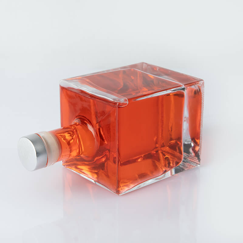 Кубическая бутылка ликера