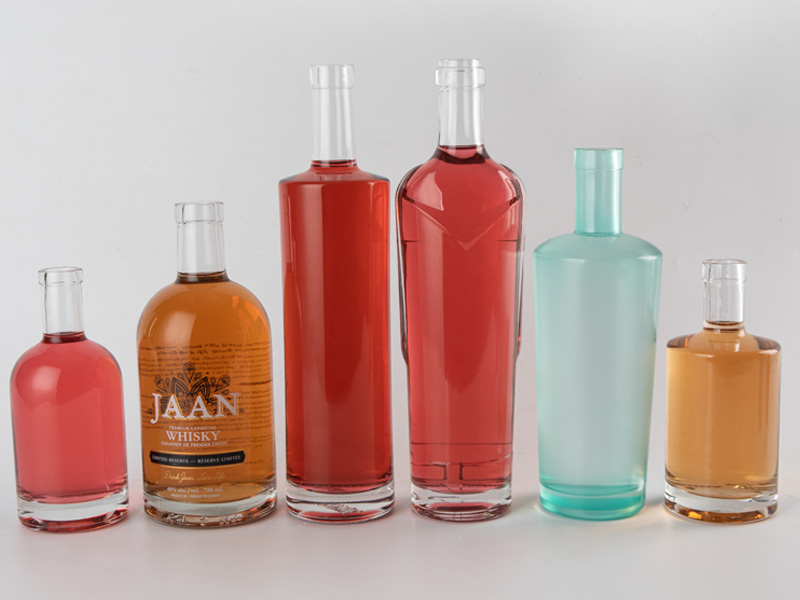 стеклянные бутылки водки