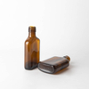 Маленькая плоская янтарная стеклянная бутылка для алкоголя с винтовой отделкой