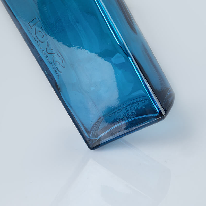 синяя бутылка для алкогольного напитка (5)