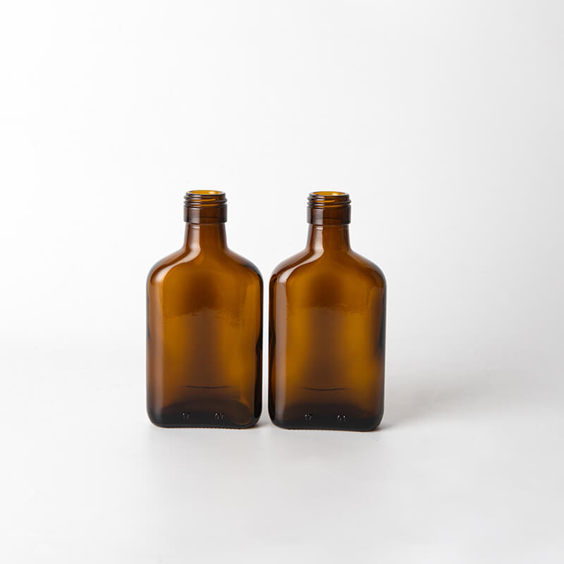 Маленькая плоская янтарная стеклянная бутылка для алкоголя с винтовой отделкой