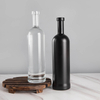 Бело-черные высокие стройные круглые стеклянные бутылки для спиртных напитков емкостью 750 мл