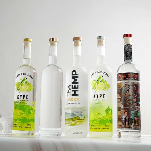 Матовая круглая тонкая стеклянная бутылка водки из Аризоны