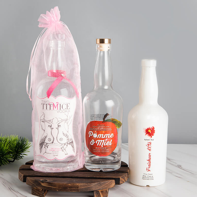 Индивидуальные женщины ликеры пьют стеклянные бутылки оптом