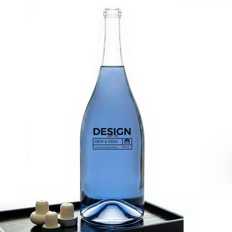 Прозрачная стеклянная бутылка японского сакэ