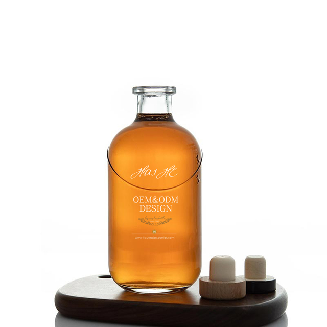 Стеклянная бутылка сладкого вина с круглым пробковым горлышком