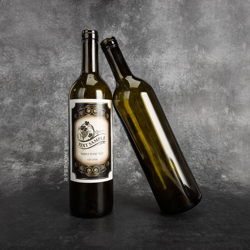 старинная бутылка зеленого вина