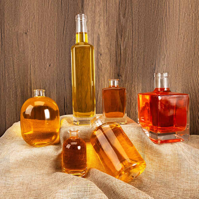 В прозрачных квадратных круглых стеклянных стеклянных бутылках