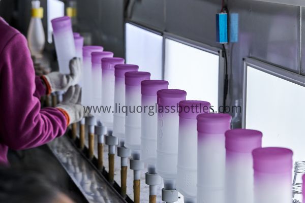 покрытый стеклянными бутылками