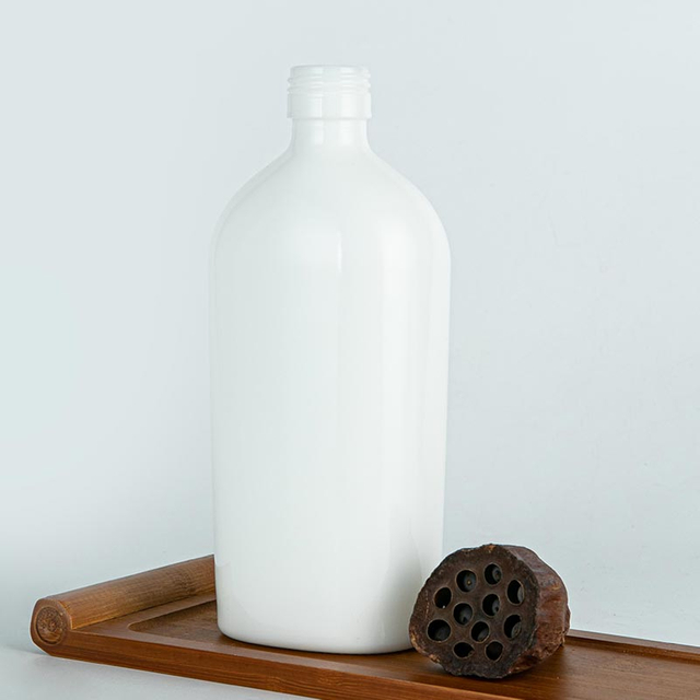 450 мл овальная белая керамическая бутылка с желтым вином