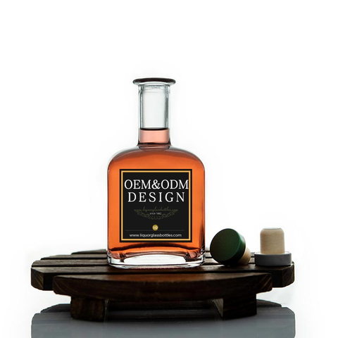 400 мл длиной в квадратную стеклянную бутылку с квадратным ромом