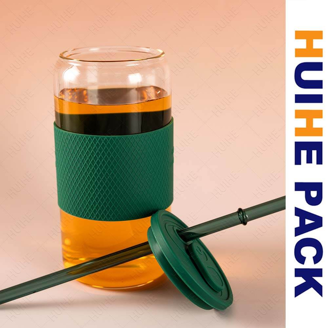 Высокая цилиндрическая бутылка для напитков из боросиликатного прозрачного стекла с силиконовой лентой