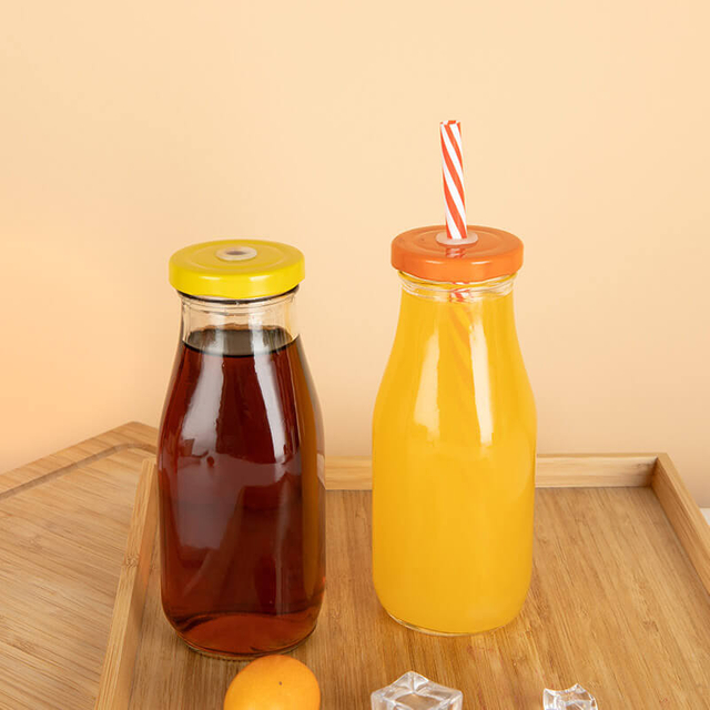 Классическая стеклянная кофейная бутылка с широким горлышком, соломинкой и крышкой