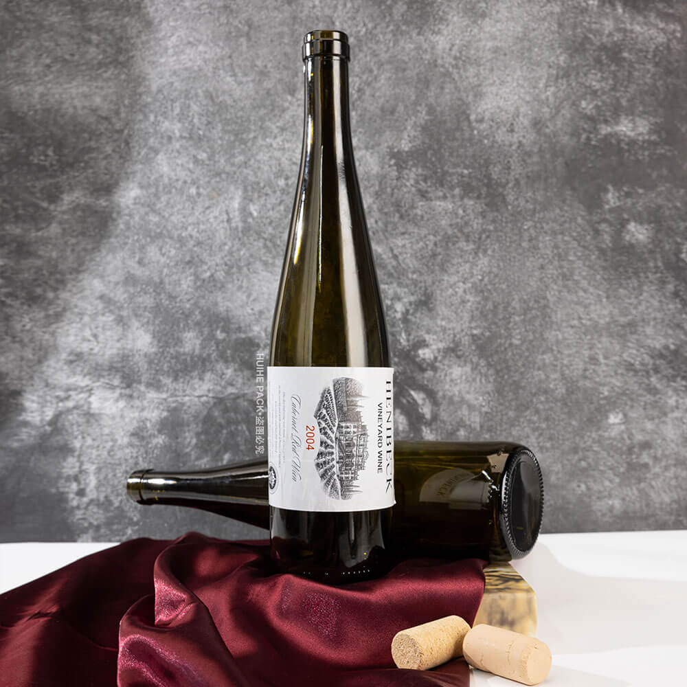 бутылка вина с длинным горлышком