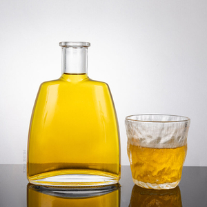 Плоские трапециевидные бутылки с ликером с мягкими изогнутыми краями