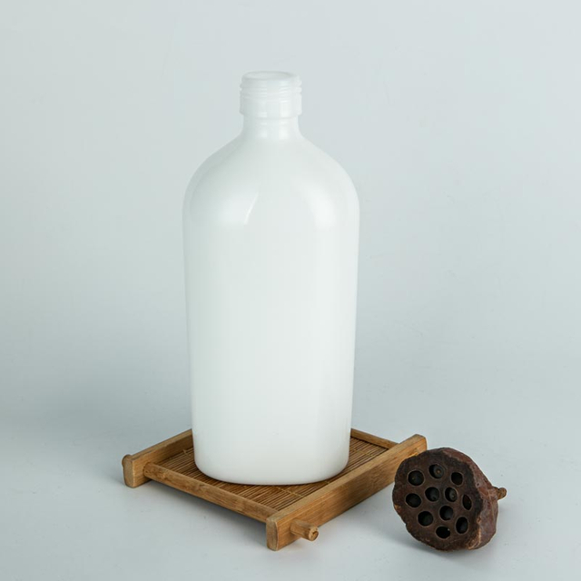 450 мл овальная белая керамическая бутылка с желтым вином