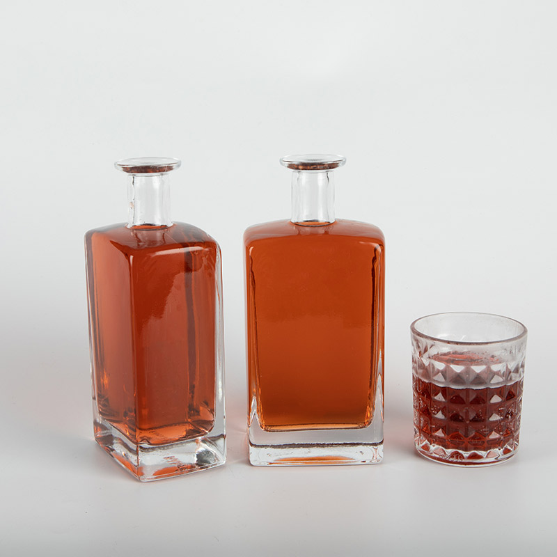 Квадратная бутылка с ликером