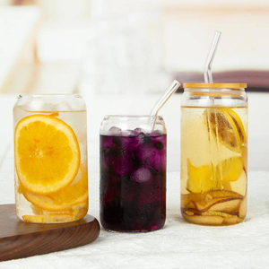 Банка для напитков из боросиликатного стекла с колой и соломой и крышкой