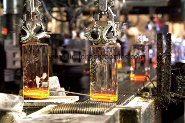 квадратная стеклянная бутылка для ликера