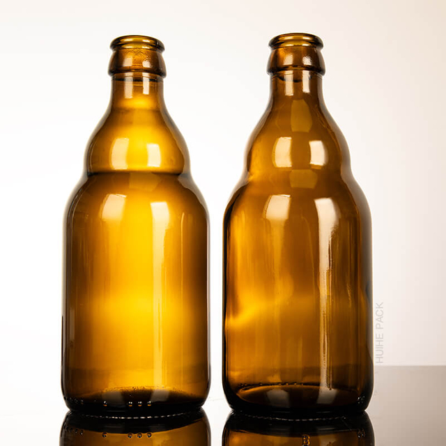 В складе янтарная пустая бутылка с пивом с короной с короной