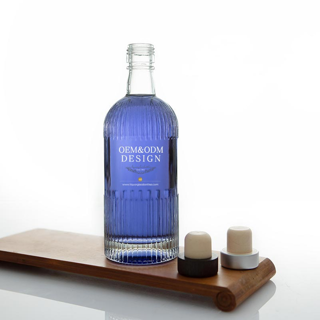 Стеклянная бутылка для ликера с винтовой отделкой и круглой полоской