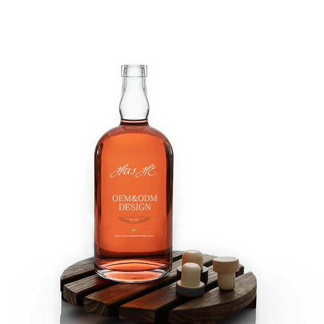 Стеклянная бутылка для ликера с пробковой отделкой и верхней частью бара