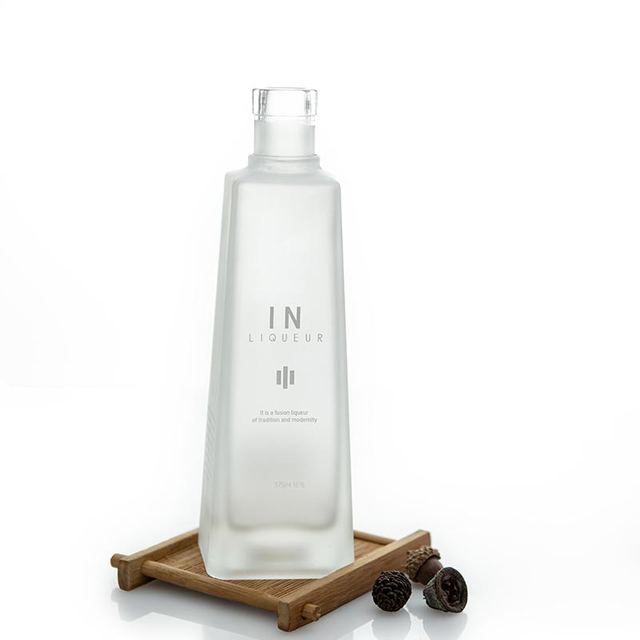 Бутылка для ликера из морозного стекла на заказ