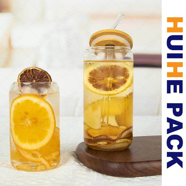 Банка для напитков из боросиликатного стекла с колой и соломой и крышкой