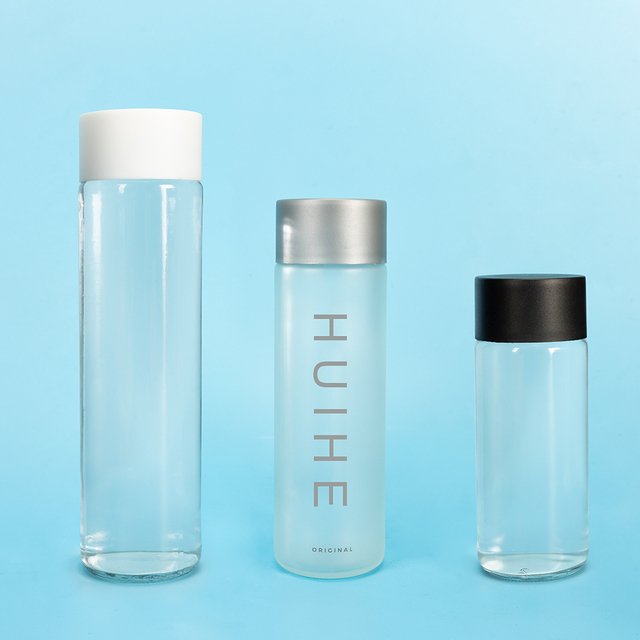 Цилиндрическая артезианская стеклянная бутылка для негазированной воды Voss с завинчивающейся крышкой