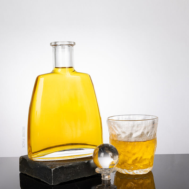 Плоские трапециевидные бутылки с ликером с мягкими изогнутыми краями