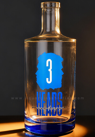 Стеклянная бутылка виски