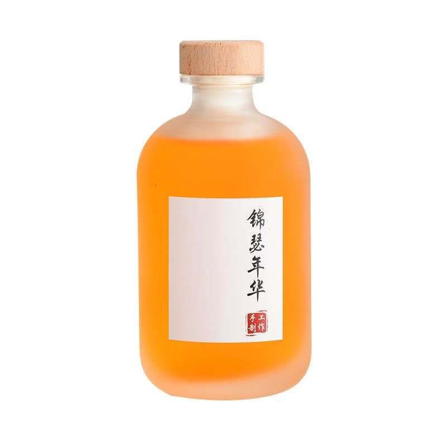 Прозрачная замороженная круглая бокала вина с фруктами