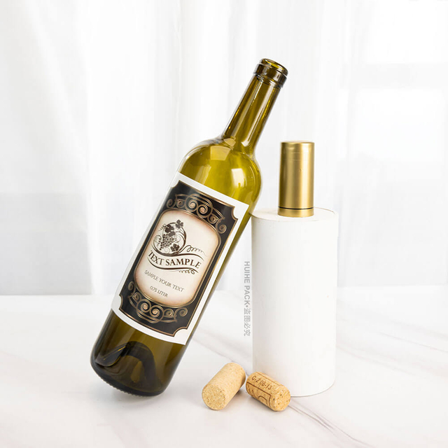 Традиционная стеклянная бутылка бордового вина емкостью 750 мл с бумажной этикеткой