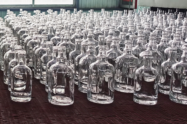 Поставщик бутылок с ликерами (1)