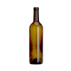 Пустая зеленая янтарная бутылка красного вина Бордо на 750 мл с пробкой
