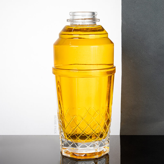 Бутылка с ликером в форме коктейля с дном текстуры алмаза