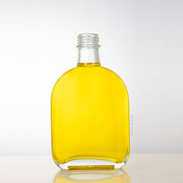 Овальная плоская прозрачная стеклянная бутылка с винтовой крышкой