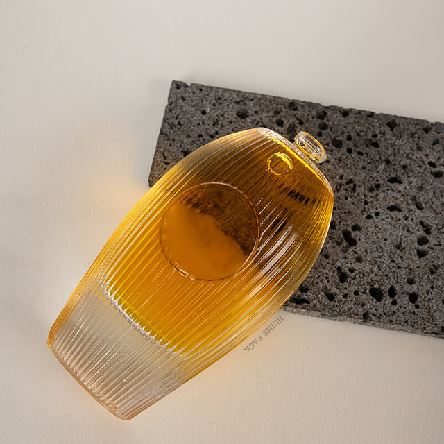 Овальные вертикально-растягиваемые бутылки из ликера