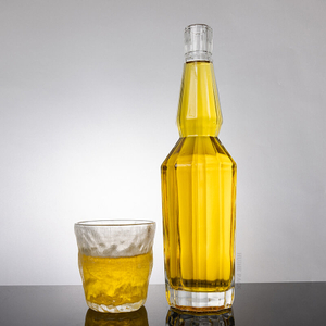 Шестиугольная бутылка с виски с длинной шеей