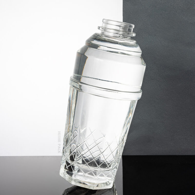 Бутылка с ликером в форме коктейля с дном текстуры алмаза