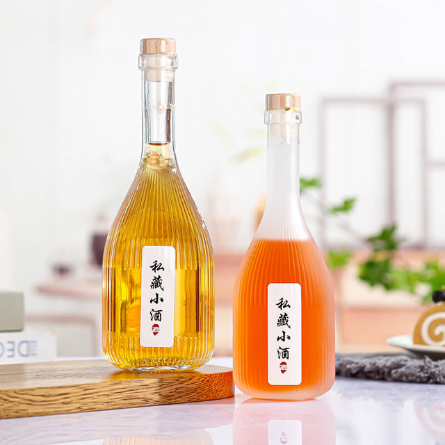 Стеклянные бутылки для сладкого вина в полоску с длинным горлышком