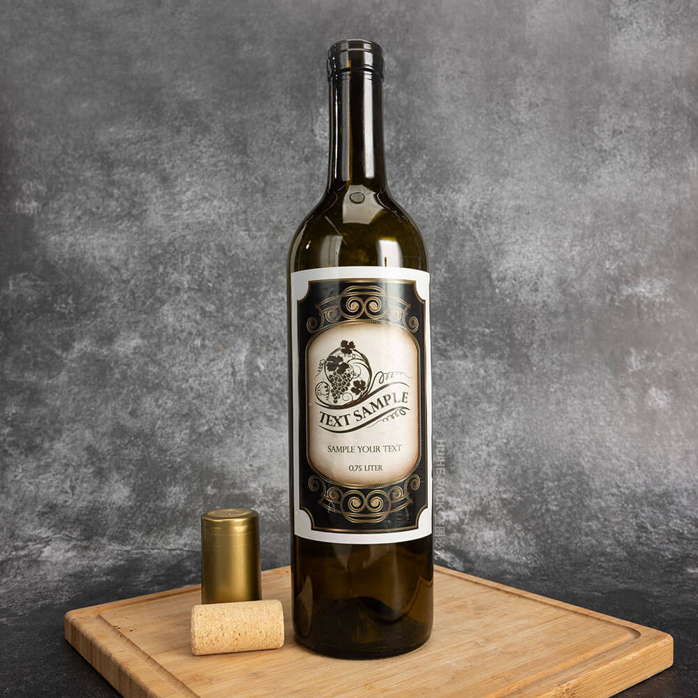 стеклянная бутылка бордового вина