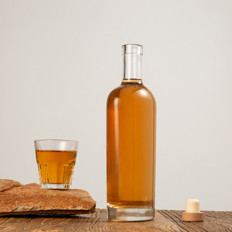 Стеклянная бутылка с ликером