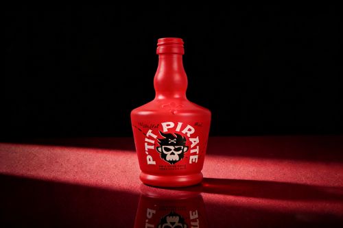 бутылка спиртных напитков из красного стекла