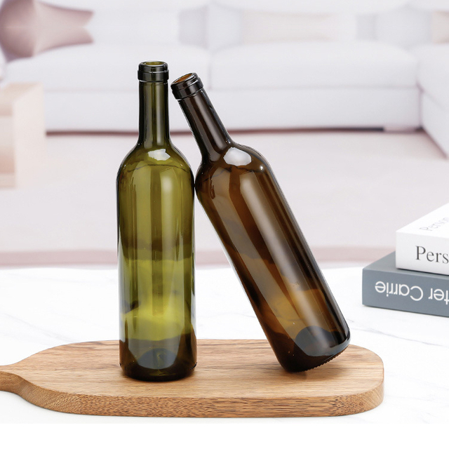 Пустая зеленая янтарная бутылка красного вина Бордо на 750 мл с пробкой