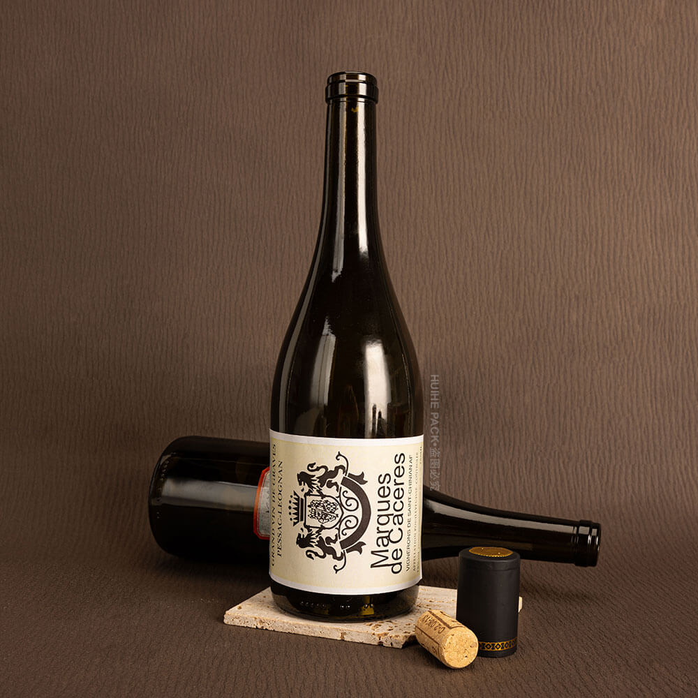 бутылка вина с этикеткой