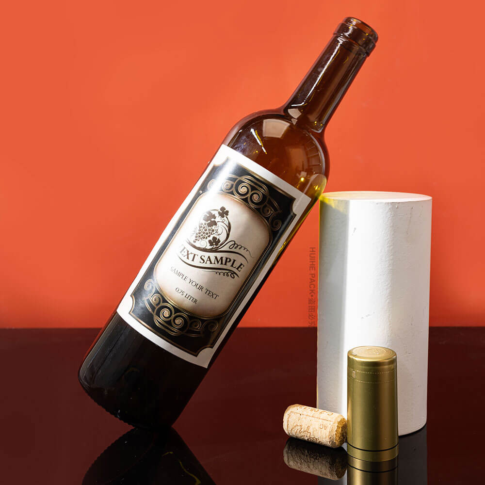 старинная бутылка зеленого вина