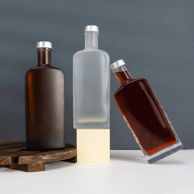Плоские прямоугольные янтарные стеклянные бутылки с спиртом спирта